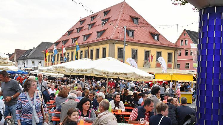 Gut gefüllt waren die Bänke am Marktplatz zum Korbmarkt-Auftakt.