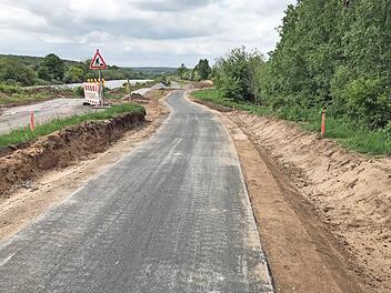 Die Umverlegung des Maintal-Radweges bei Gädheim ist mittlerweile abgeschlossen. Im Bild die neue und die frühere Trasse (links). Foto: Ulrike Langer