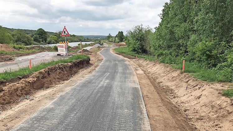 Die Umverlegung des Maintal-Radweges bei Gädheim ist mittlerweile abgeschlossen. Im Bild die neue und die frühere Trasse (links). Foto: Ulrike Langer