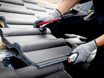 Mehr Geld für die "höchsten Jobs": Für Dachdecker steigen die Löhne. Foto: IG Bau