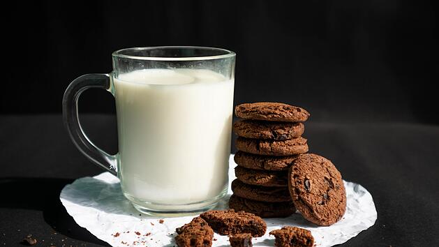 Ein Glas warme Milch mit Honig hilft beim Einschlafen? Wir haben uns dem Mythos an die Fersen geheftet.