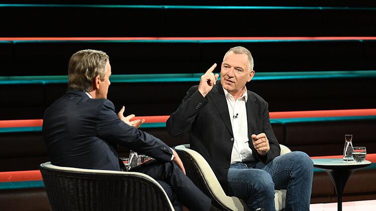 Gegenüber dem ZDF-Moderator stellte van Aken klar, dass die Rüstungsspirale durchbrochen werden müsse.