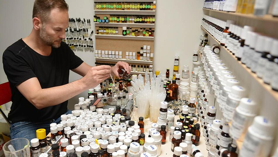 Der Parfümeur Geza Schön arbeitet in seinem Labor in Berlin. Schön hält Chanel No. 5 für einen "domestizierten Duft". Foto: dpa