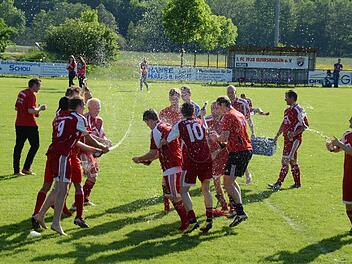 Auf's Feiern verstehen sich die Elfershäuser Fußballer. Fotos: Jürgen Schmitt