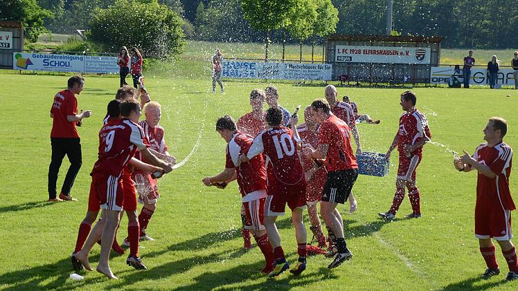 Auf's Feiern verstehen sich die Elfershäuser Fußballer. Fotos: Jürgen Schmitt