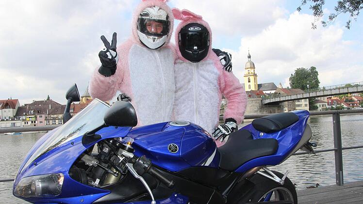 Heiße Maschine, heißes Outfit: Linus Aßmann und Lukas Kreßmann sind echte Kitzinger "streetbunnys".