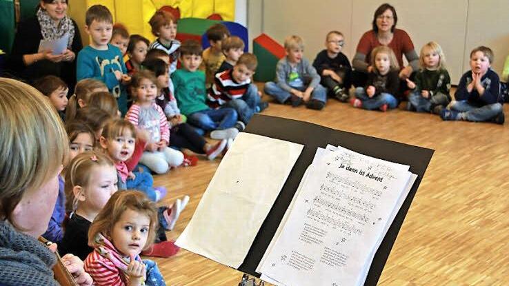Die Kinder aus den beiden Zeiler-Kindergarten proben am Freitagfrüh noch einmal die Adventslieder für ihren Auftritt am Sonntagvormittag auf dem Weihnachtsmarkt.   Fotos: Sarah Dann