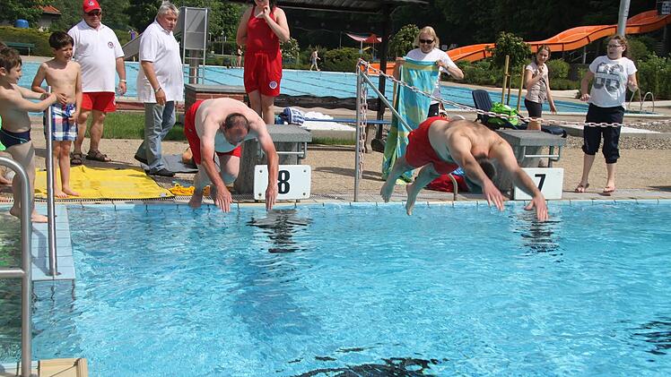 Stadtrat Benno Pieger und BRK-Geschäftsführer Jürgen Dippold und sprangen kopfüber ins Wasser.
