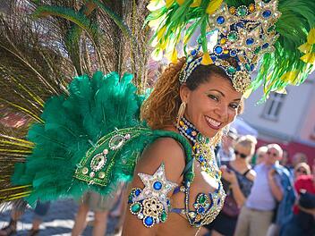 Das Samba-Festival in Coburg gilt als das Größte außerhalb Brasiliens. In allen Gassen Coburg wird getrommelt, getanzt und gefeiert. Foto: David Ebener/ dpa