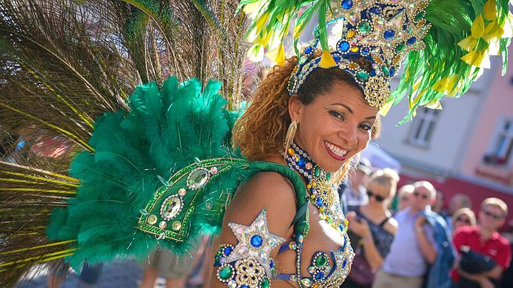 Das Samba-Festival in Coburg gilt als das Größte außerhalb Brasiliens. In allen Gassen Coburg wird getrommelt, getanzt und gefeiert. Foto: David Ebener/ dpa