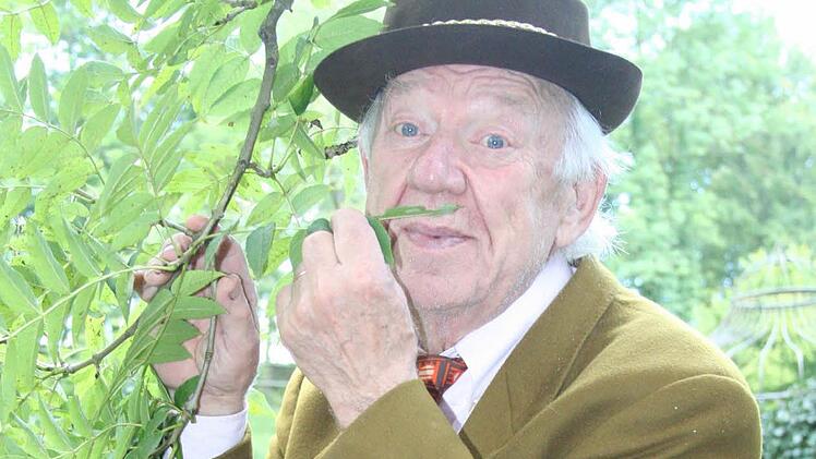 Oleg Popov 2013 in seinem Garten - ungeschminkt und trotzdem witzig lässt er ein Blättchen zum Bärtchen werden.  Foto: Oswald/Archiv