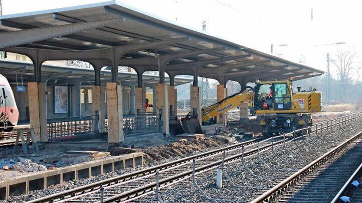 Auf einer speziellen Unterkonstruktion kann der Bagger auf den Schienen hin- und herfahren. Foto: Oliver Schmidt