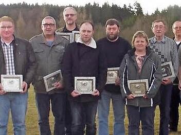 Die geehrten Rassekaninchen-Kreismeister zusammen mit dem Vorsitzenden Heinz Gärtlein (Zweiter von links) und dem neuen Zweiten Vorsitzenden Frank Steschulat (Dritter von rechts) Fotos: Dieter Wolf