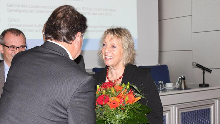 Glückwünsche für Monika Faber, hier von Heinz Petterich Foto: Popp