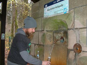 Der Wolfersgrüner Uwe Gremer, der das Areal im Langenautal erworben hat, an der dortigen Max-Marien-Heilquelle.