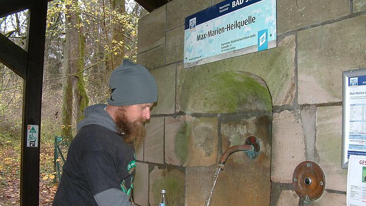 Der Wolfersgrüner Uwe Gremer, der das Areal im Langenautal erworben hat, an der dortigen Max-Marien-Heilquelle.
