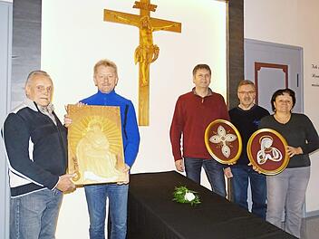 Klaus Müller, Albert Färber, Bernd Daum, Alfred und Christa Lunk (von links) vom "NohA-Friedhofsteam" zeigen in der Aussegnungshalle einige der gestifteten Arbeiten für den Wandschmuck.  Foto: Norbert Neugebauer