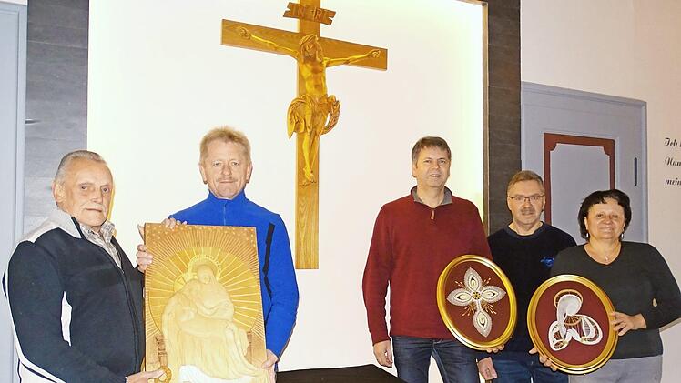 Klaus Müller, Albert Färber, Bernd Daum, Alfred und Christa Lunk (von links) vom "NohA-Friedhofsteam" zeigen in der Aussegnungshalle einige der gestifteten Arbeiten für den Wandschmuck.  Foto: Norbert Neugebauer