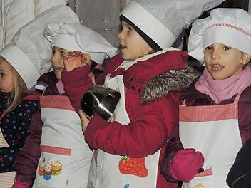 Auf der B&uuml;hne standen viele kleine Pl&auml;tzchenb&auml;cker. Dieter Gropp