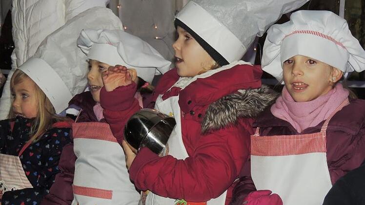 Auf der B&uuml;hne standen viele kleine Pl&auml;tzchenb&auml;cker. Dieter Gropp