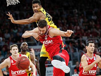 Beim Kampf um den Rebound foult der Ludwigsburger Karim Jallow den Bamberger Stevan Jelovac (vorn rechts); links von hinten der Ex-Bamberger Trevor Mbakwe und Patrick Heckmann (Brose). Foto: Daniel Löb