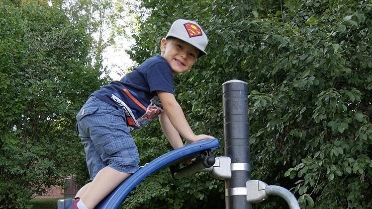 Theo (4) kletterte gleich auf das Schiffssegel. Foto: Manja von Nida