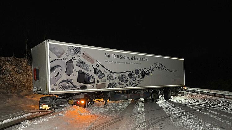 Lastwagen kommt von Fahrbahn ab und stellt sich quer