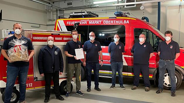 In Oberthulba hat eine Gruppe engagierter Tüftler die Zeit der Corona-Pandemie genutzt, um in  Eigenleistung ein Kinderfeuerwehrauto zu bauen (von links):  Thomas Gessner, Klaus Kippes, Jan Stürzenberger, Lukas Zwecker, Tobias Schmitt, Matthias Zwecker und Tiemo Stürzenberger  Foto: Christine Fell