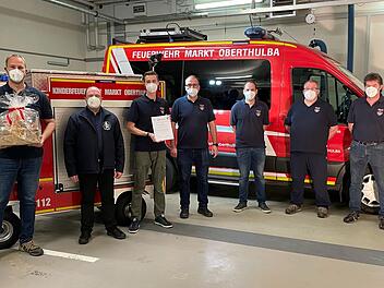 In Oberthulba hat eine Gruppe engagierter Tüftler die Zeit der Corona-Pandemie genutzt, um in  Eigenleistung ein Kinderfeuerwehrauto zu bauen (von links):  Thomas Gessner, Klaus Kippes, Jan Stürzenberger, Lukas Zwecker, Tobias Schmitt, Matthias Zwecker und Tiemo Stürzenberger  Foto: Christine Fell