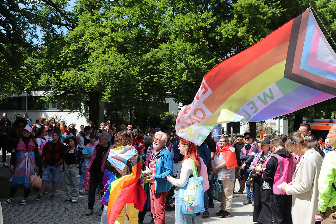 Mit über 1000 Besuchern ist der Hofer Christopher Street Day 2025 ein voller Erfolg gewesen. Das sind unsere Highlights gewesen.
