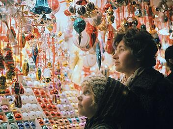 Terra X History: Das geteilte Fest - Weihnachten in Ost und West Zwischen Christkind und Weihnachtsmann, Geschenkebergen und Mangelwirtschaft: "Terra X History" will zeigen, wie die Deutschen auf beiden Seiten der innerdeutschen Grenze das Weihnachtsfest erlebten.