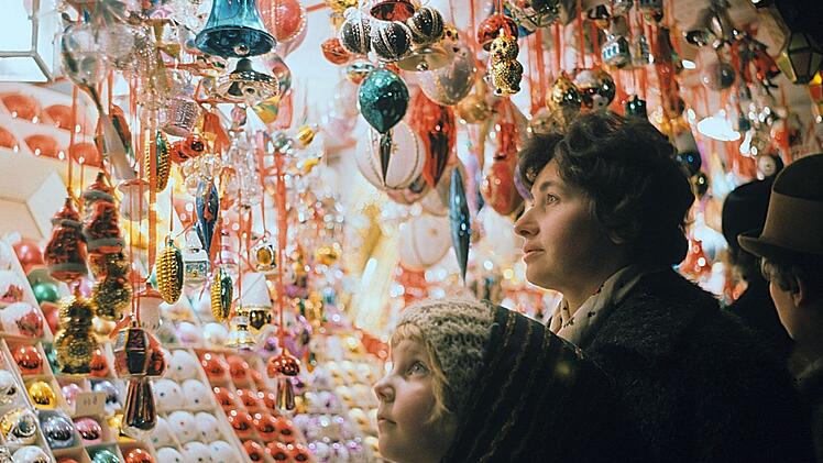 Zwischen Christkind und Weihnachtsmann, Geschenkebergen und Mangelwirtschaft: "Terra X History" will zeigen, wie die Deutschen auf beiden Seiten der innerdeutschen Grenze das Weihnachtsfest erlebten.