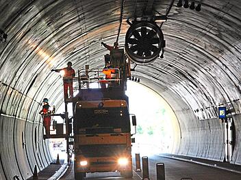 Bei der Sperrung wird die gesamte Technik des Tunnels bei Eltmann auf Herz und Nieren gepr&uuml;ft. G&uuml;nter Flegel
