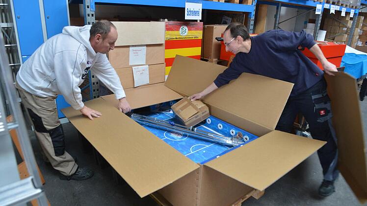 Jürgen Meister (links) und Jörg Barth verpacken einen Kicker.