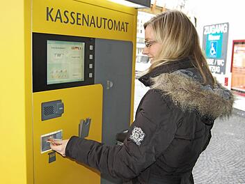 Der Gang zum Kassenautomat könnte künftig für viele Kunden der Coburger Innenstadt wieder etwas günstiger werden. Mit Hilfe einer Nachsteckkarte werden Geschäfte in der Lage sein, sich an den Parkgebühren zu beteiligen. Foto: Oliver Schmidt