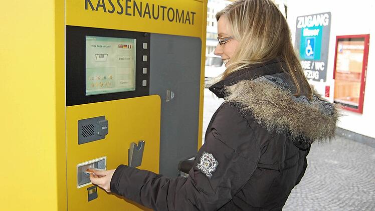Der Gang zum Kassenautomat könnte künftig für viele Kunden der Coburger Innenstadt wieder etwas günstiger werden. Mit Hilfe einer Nachsteckkarte werden Geschäfte in der Lage sein, sich an den Parkgebühren zu beteiligen. Foto: Oliver Schmidt