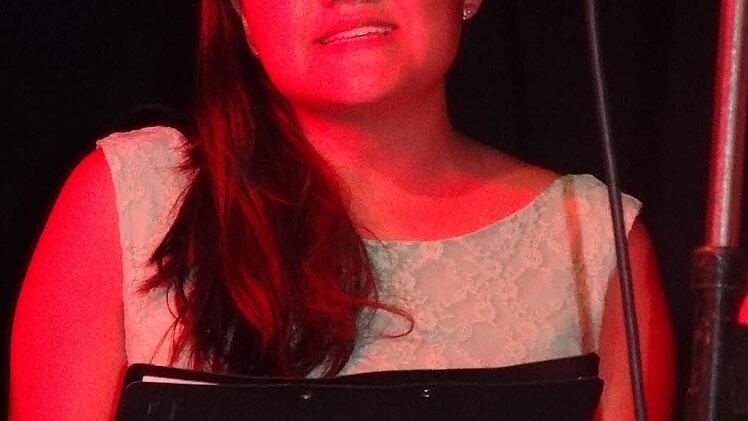 Wahre Bühnentalente konnte der Chor der Q11 aufweisen. Die Jugendlichen waren mit Leib und Seele dabei. Unser Bild zeigt Clarissa Schnitzer. Foto: Johanna Eckert