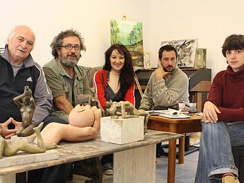 Die Künstler (von links) arbeiten seit dem 12. September gemeinsam in Kleinvichtach: Iorgos Iliopoulos, Cristian Ianza, Alina-Daniela Deaconu, Vlad-Dan Perianu und Ana Iancu. Foto: Jan Koch