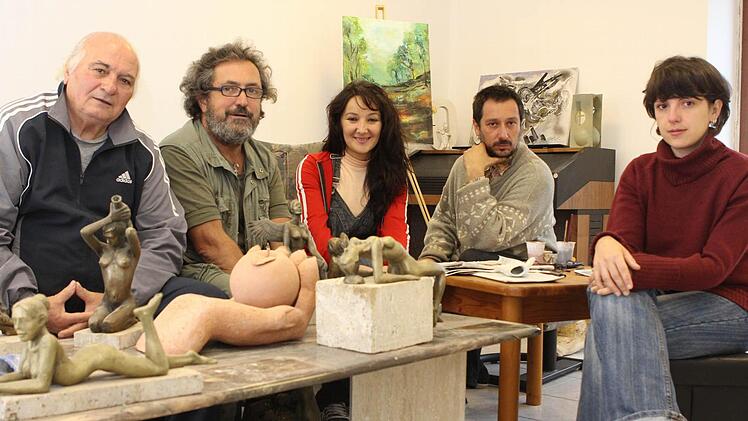 Die Künstler (von links) arbeiten seit dem 12. September gemeinsam in Kleinvichtach: Iorgos Iliopoulos, Cristian Ianza, Alina-Daniela Deaconu, Vlad-Dan Perianu und Ana Iancu. Foto: Jan Koch