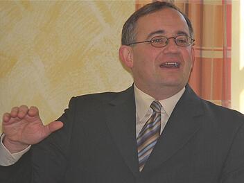 Bilanz für das abgelaufene Jahr: In seiner Rückschau beim Neujahrsempfang berichtete der evangelische Pfarrer Robert Augustin über die lebendige Kirchengemeinde in Hammelburg. Foto: Gerd Schaar