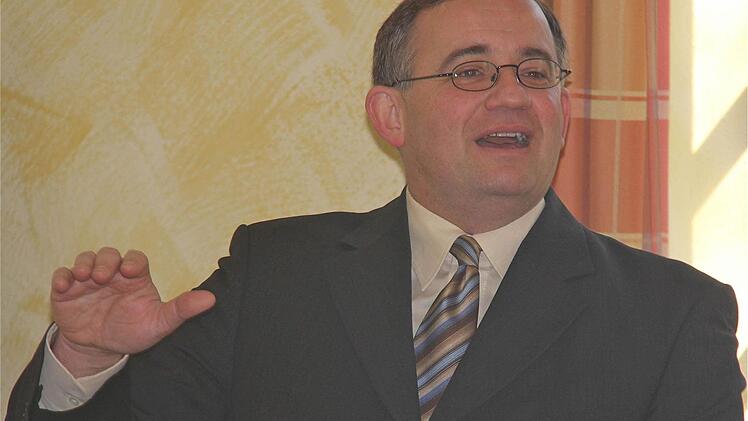 Bilanz für das abgelaufene Jahr: In seiner Rückschau beim Neujahrsempfang berichtete der evangelische Pfarrer Robert Augustin über die lebendige Kirchengemeinde in Hammelburg. Foto: Gerd Schaar