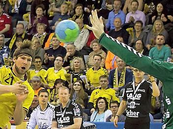 Till Riehn mit der Nummer 21 versucht sich hier als Schütze gegen den Keeper aus Hüttenberg und zwei Mal fand sein Ball den Weg ins gegnerische Tor. Am Ende hatte sein HSC 2000 Coburg alles im Griff, gewann mit 33:25 auch noch recht klar. Platz vier ist der Lohn zur Winterpause nach zwei Rückrundenspieltagen.