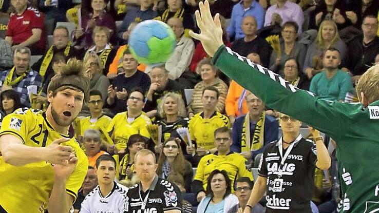 Till Riehn mit der Nummer 21 versucht sich hier als Schütze gegen den Keeper aus Hüttenberg und zwei Mal fand sein Ball den Weg ins gegnerische Tor. Am Ende hatte sein HSC 2000 Coburg alles im Griff, gewann mit 33:25 auch noch recht klar. Platz vier ist der Lohn zur Winterpause nach zwei Rückrundenspieltagen.