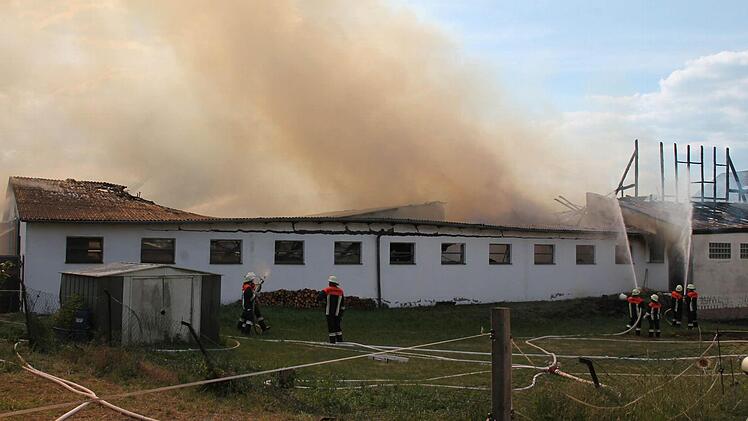 Der Dachstuhl des landwirtschaftlichen Gebäudes war auch durch massiven Einsatz nicht mehr zu halten. Foto: Herbert Fischer