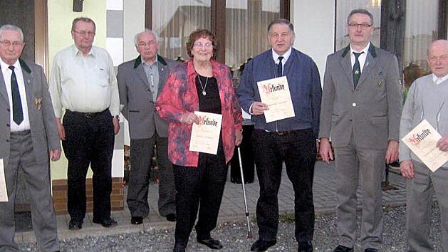 Bereits 50 und 60 Jahre halten sie dem Verein die Treue. Mit auf dem Bild Vorsitzender Rainer Behrschmidt (Zweiter von rechts).  Foto: Paul Hader