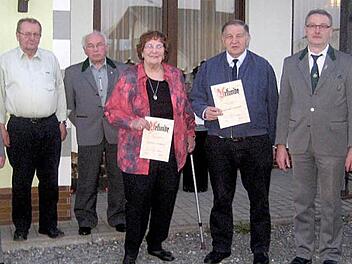 Bereits 50 und 60 Jahre halten sie dem Verein die Treue. Mit auf dem Bild Vorsitzender Rainer Behrschmidt (Zweiter von rechts).  Foto: Paul Hader