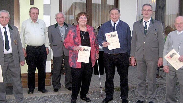 Bereits 50 und 60 Jahre halten sie dem Verein die Treue. Mit auf dem Bild Vorsitzender Rainer Behrschmidt (Zweiter von rechts).  Foto: Paul Hader