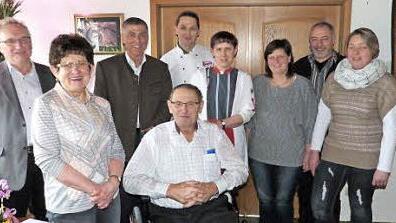 Heinz Kauper (sitzend) mit (von links) Klaus Zahner, Ehefrau Marianne, Bürgermeister Siegfried Decker, William Limmer, Daniela Kauper, Verkäuferin Elke Griebel, FC-Vorsitzendem Dieter Mühlbauer und Verkäuferin Daniela Zischka. Foto: Werner Reißaus