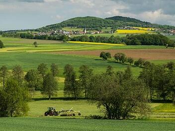 Ein Bauer wendet das Gras, damit es besser trocknet. Inzwischen ist klar: Die Landwirtschaft ist nicht von einem Nationalpark betroffen. Foto: Jürgen Hüfner
