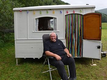 Ein echtes Original: Brünnger Rolf aus Waldeck ist mit seinem Klappwohnwagen aus Holz zum 16. Globetrotter-Treffen nach Nickersfelden gereist. Fotos: Peter Rauch